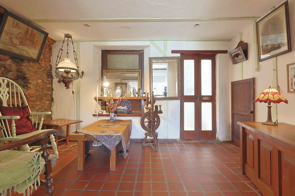Lot: 183 - MID-TERRACE PROPERTY ARRANGED OVER THREE FLOORS IN POPULAR LOCATION - Living area